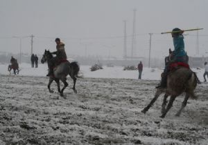 Kar üstünde cirit coşkusu